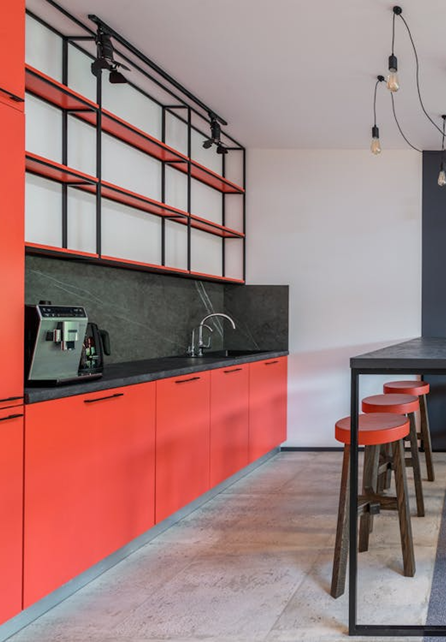 Posprzatana czerwona kuchnia